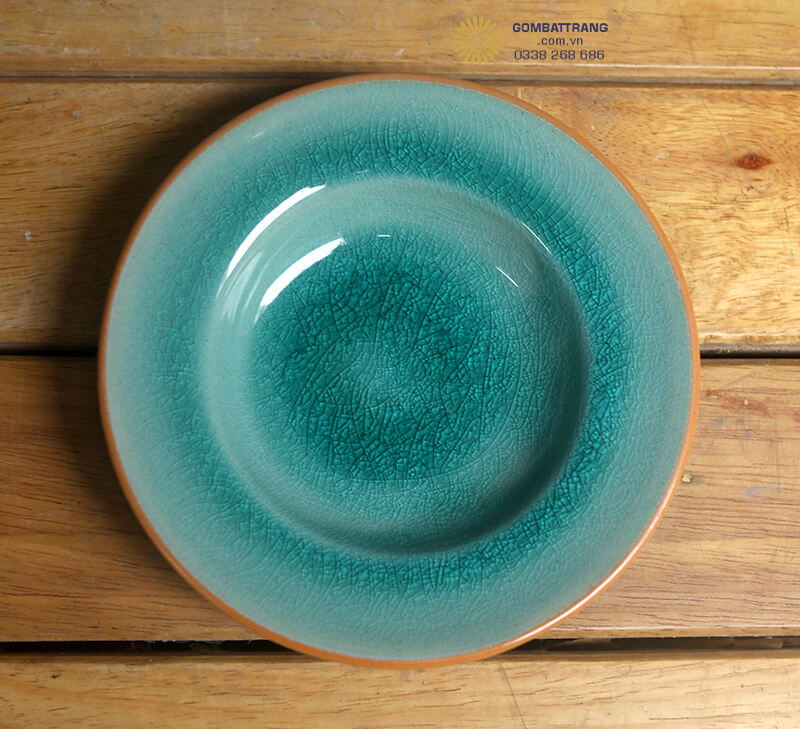 Chiếc đĩa lớn với lòng sâu và men rạn tinh tế giúp món ăn thêm hấp dẫn