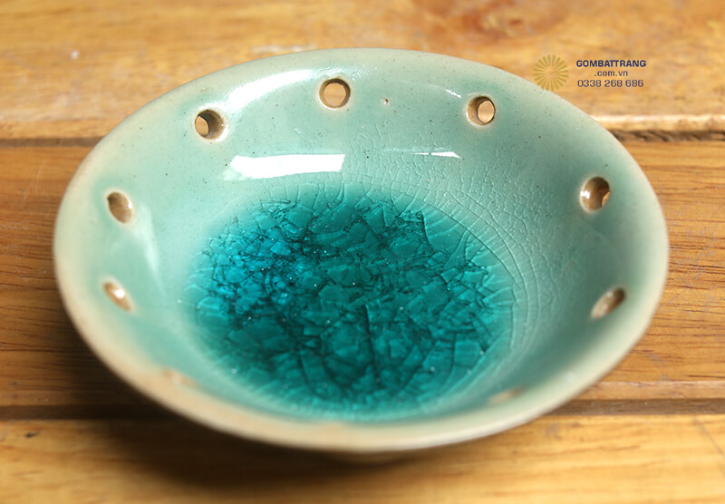 Họa tiết lá liễu được khắc họa mềm mại, tinh xảo là điểm cộng lớn cho dòng bát đĩa giả cổ