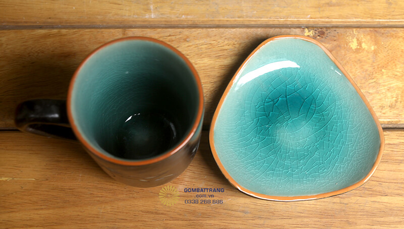 Màu sắc hài hòa của bát đĩa bát tràng&nbsp;giúp không gian bếp thêm ấm cúng