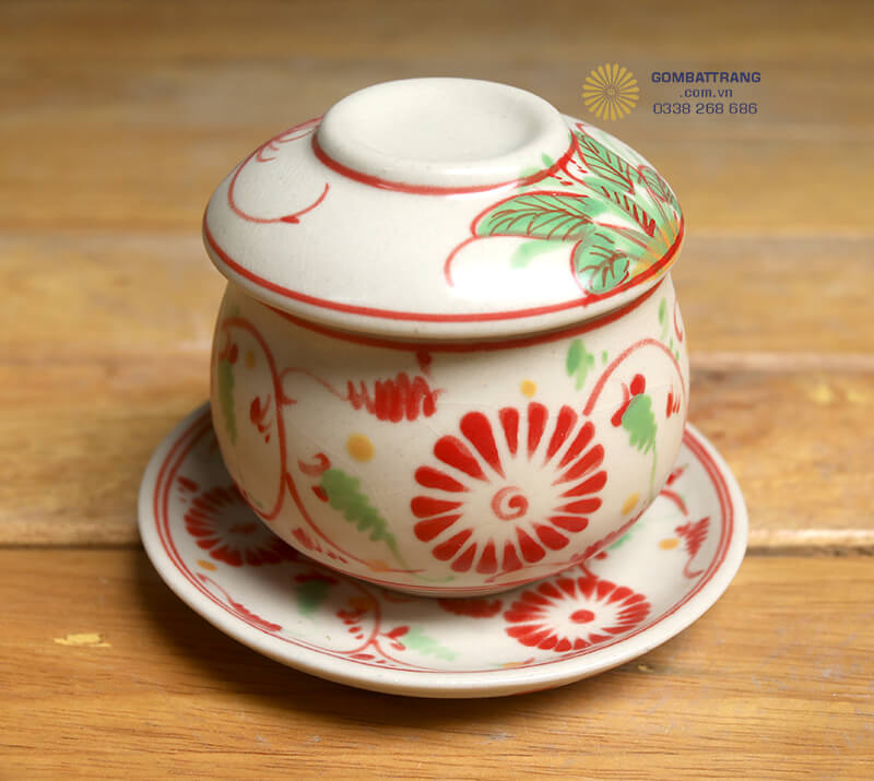 Chén trà có nắp kèm đĩa lót được khắc họa hoa văn cực ấn tượng