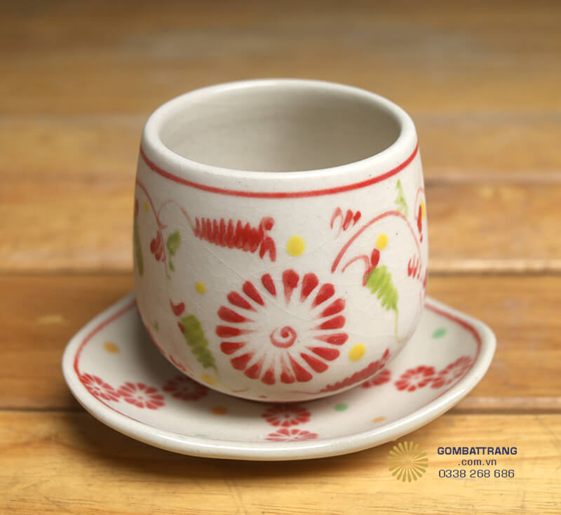 Họa Tiết Bông Hoa Đỏ Trên Thân Bát Đĩa Cổ Mang&nbsp;Ý Nghĩa Phong Thủy Sâu Sắc