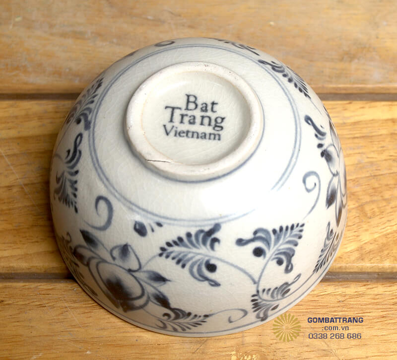 Chi tiết màu trắng ngà và vết rạn men tự nhiên