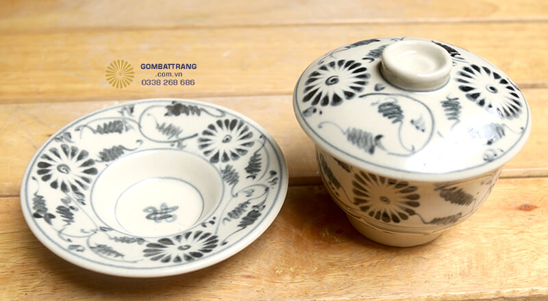 Bộ cốc trà có nắp cùng chiếc cốc nhỏ không quai mang phong cách thiền trà tĩnh lặng