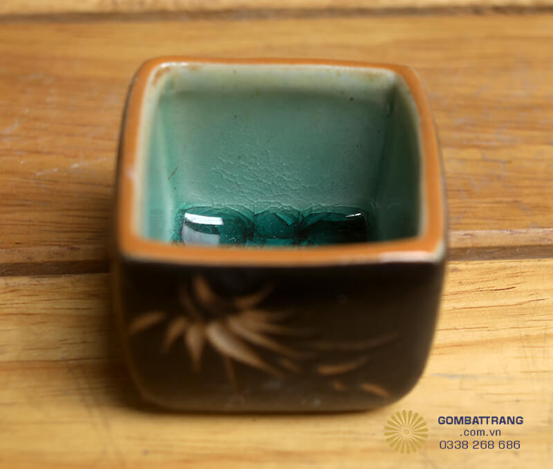 Trong phong thủy, lá liễu tượng trưng cho sự uyển chuyển, tài lộc và bình an