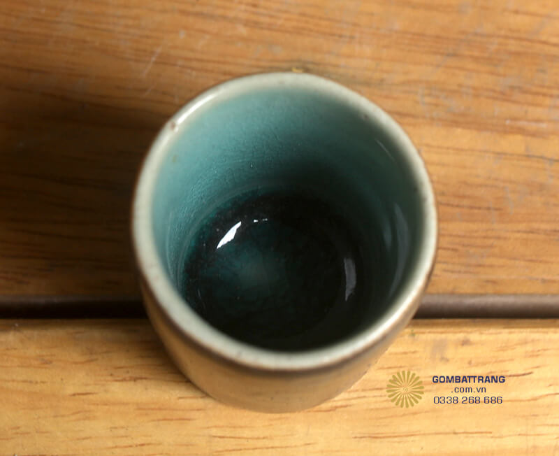 Màu xanh men rạn bên trong bộ bát đĩa gốm sứ cao cấp kết hợp với họa tiết lá liễu tạo cảm giác mát mẻ, thư thái