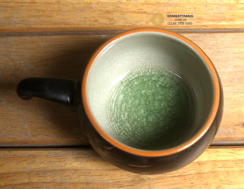 Gốm sứ men rạng Bát Tràng được chạm khắc tinh tế đến từng chi tiết nhỏ