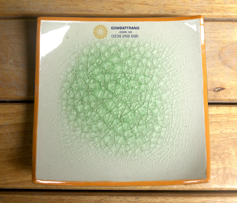 Đĩa vuông cỡ lớn là điểm nhấn ấn tượng