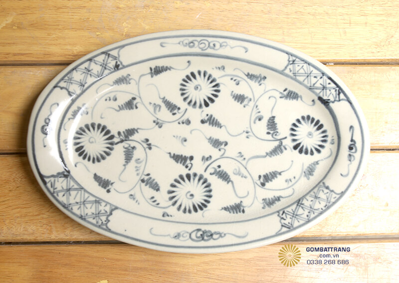 Màu trắng ngà của xương gốm kết hợp với nét vẽ lam sâu tạo nên sự đối lập tinh tế, làm nổi bật từng chi tiết hoa văn