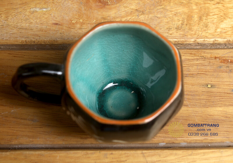 Bề mặt men mịn giúp dễ dàng vệ sinh và không bám mùi thức ăn, bộ bát đĩa hoa văn cổ luôn giữ được vẻ đẹp như mới