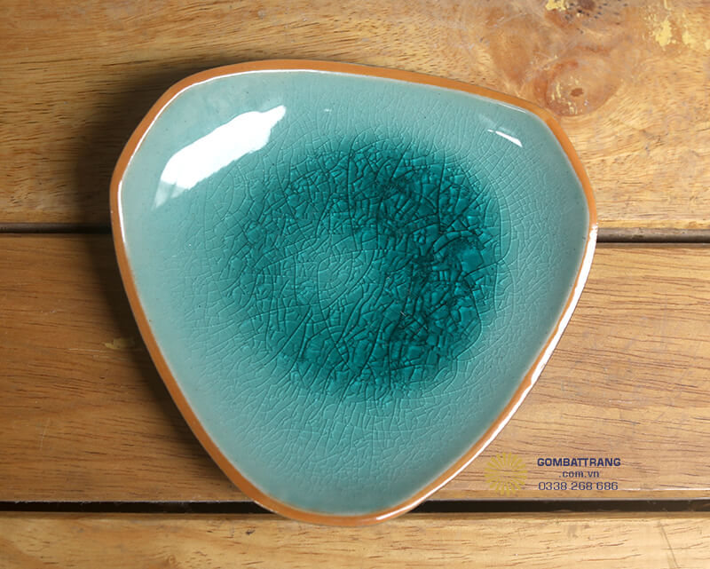 Sự hòa quyện giữa men rạn cổ và thiết kế hiện đại giúp bộ bát đĩa hoa văn cổ vừa giữ được giá trị truyền thống vừa phù hợp xu hướng