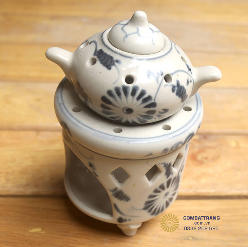 Bát đĩa giả cổ Bát Tràng với ấm trà như thế này luôn là lựa chọn trang nhã để làm quà biếu tặng trong các dịp lễ Tết