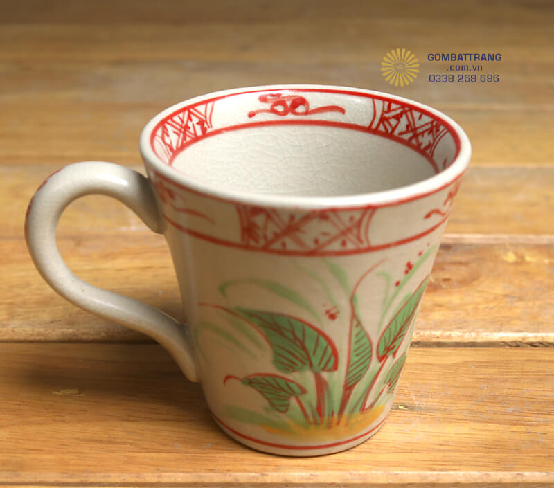 Xen kẽ với những họa tiết hoa văn&nbsp;là hình ảnh những chú chuồn chuồn duyên dáng được vẽ khéo léo trên thân gốm