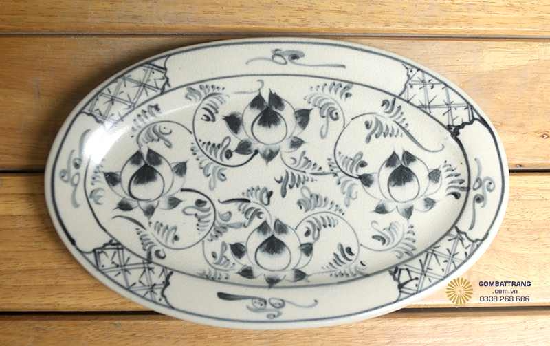 Chiếc đĩa bầu dục&nbsp;dẫn đầu bộ sưu tập với phần nền men trắng ngà mịn màng