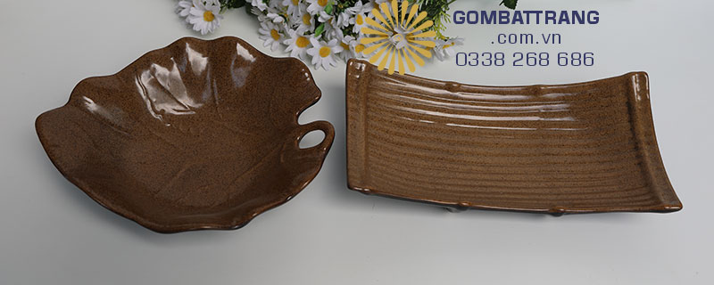 Bát đĩa nhà hàng cao cấp gốm Bát tràng rất bền, được nung ở nhiệt độ cao lên tới 1400 độ C, sản phẩm ra lò ta gõ vào nhau tạo tiếng keeo trong như tiếng chuông