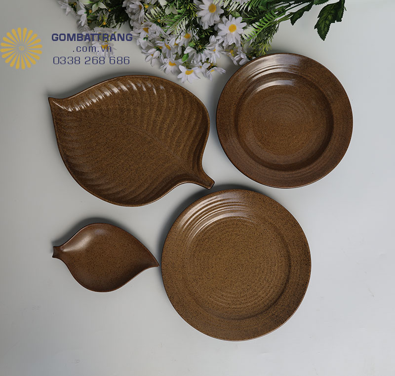 Ảnh chi tiết bát đĩa nhà hàng cao cấp gốm Bát Tràng với nhiều mẫu mã được thiết kế tinih tế, đẳng cấp 