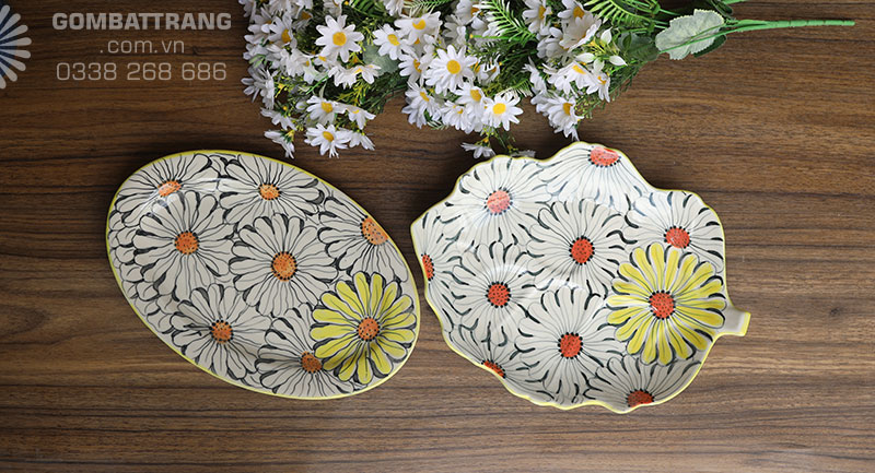 Ảnh chi tiết đĩa bầu dục và đĩa lá được thiết kế, tạo hình tinh tế kết hợp với nét vẽ mềm mại , thanh thoát tạo lên sự sang trọng và lịch lãm