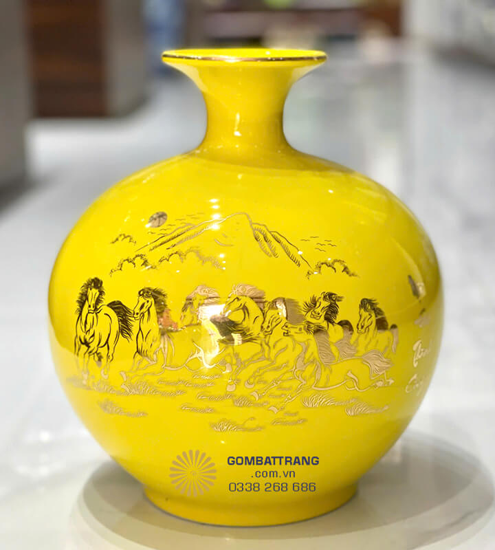 Bình hút lộc kích thước vừa phải, dễ dàng bài trí trên bàn thờ, bàn làm việc hay kệ trang trí phòng khách