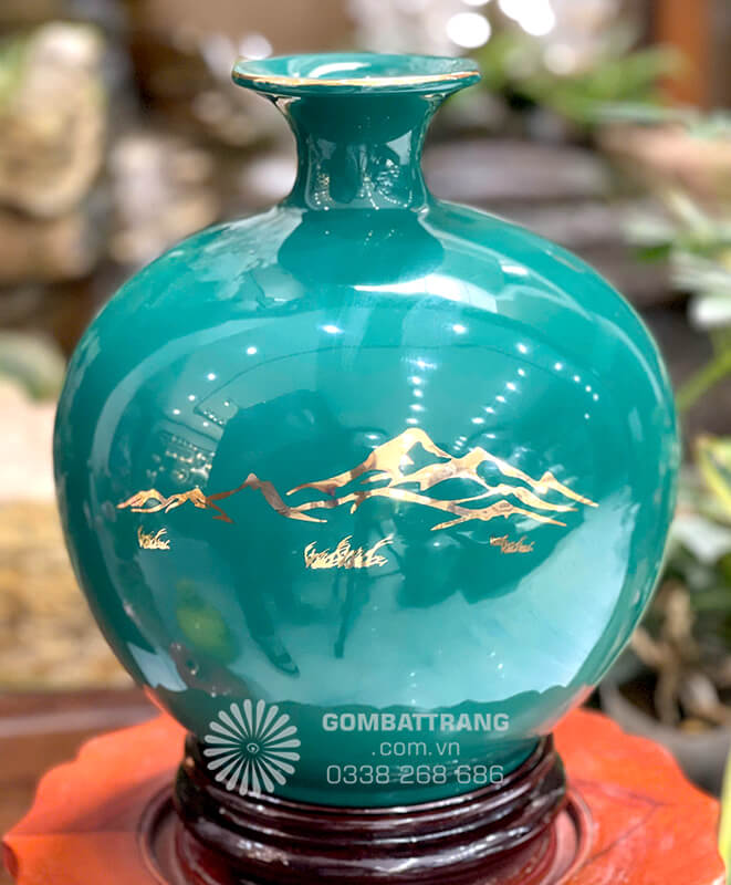 Bình hút tài lộc mạ vàng sở hữu màu xanh ngọc bích tạo cảm giác thanh thoát, tươi mới cho không gian