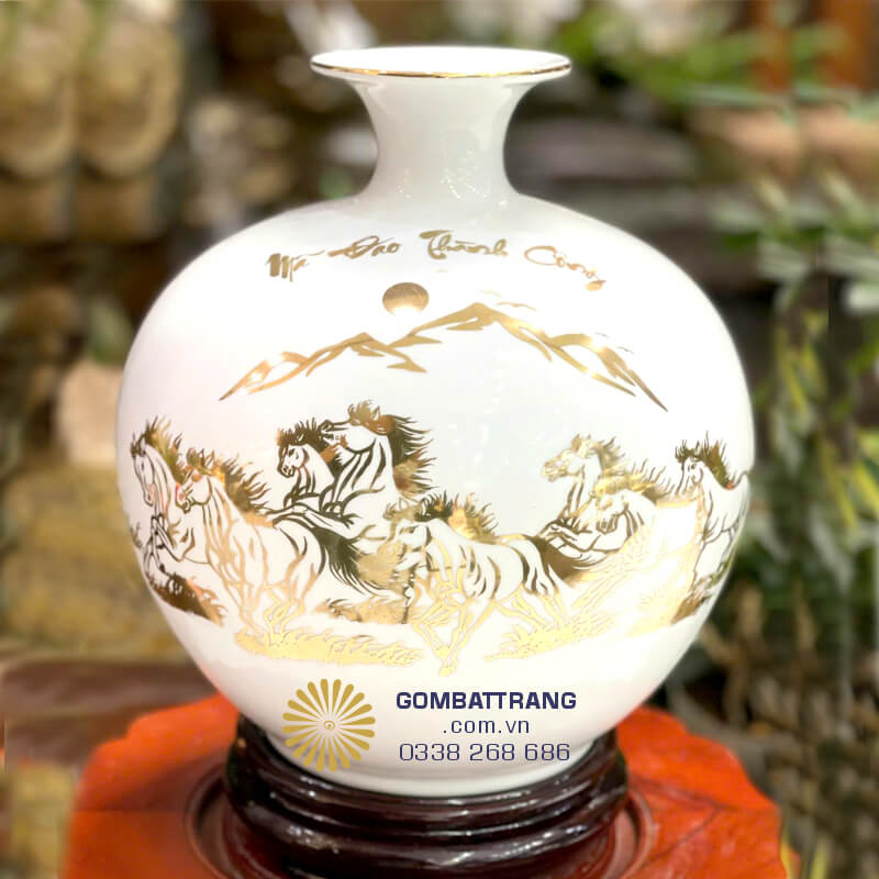 Bình hút tài lộc&nbsp;gốm sứ Bát Tràng&nbsp;điểm tô viền vàng kim sang trọng&nbsp;sẽ giúp gia chủ&nbsp;thăng tiến trong công việc, kinh doanh hanh thông