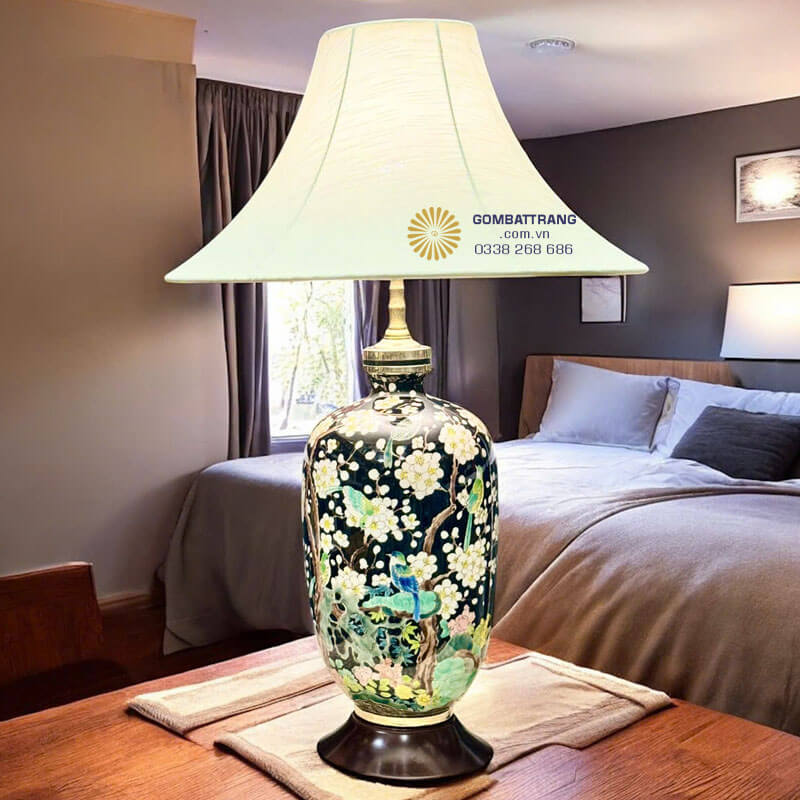 Mẫu đèn trang trí phòng ngủ gốm thủ công, ánh sáng vàng dịu giúp không gian thêm ấm áp.