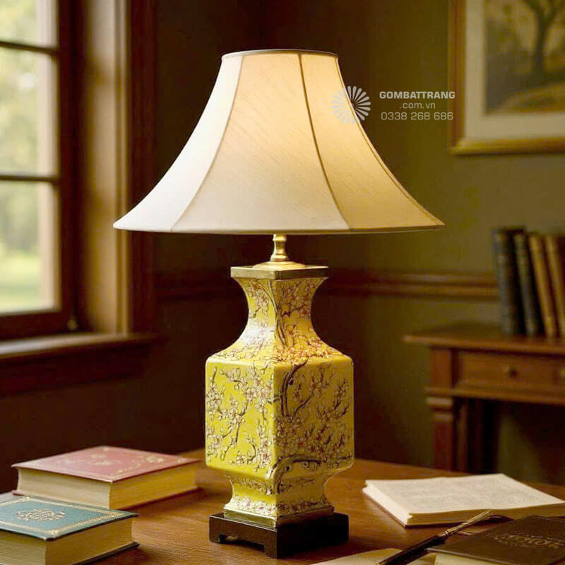 Đèn ngủ Bát Tràng vẽ Hoàng Bạch Mai phú quý, gốm sứ thủ công tinh xảo, ánh sáng ấm mang tài lộc vào không gian sống