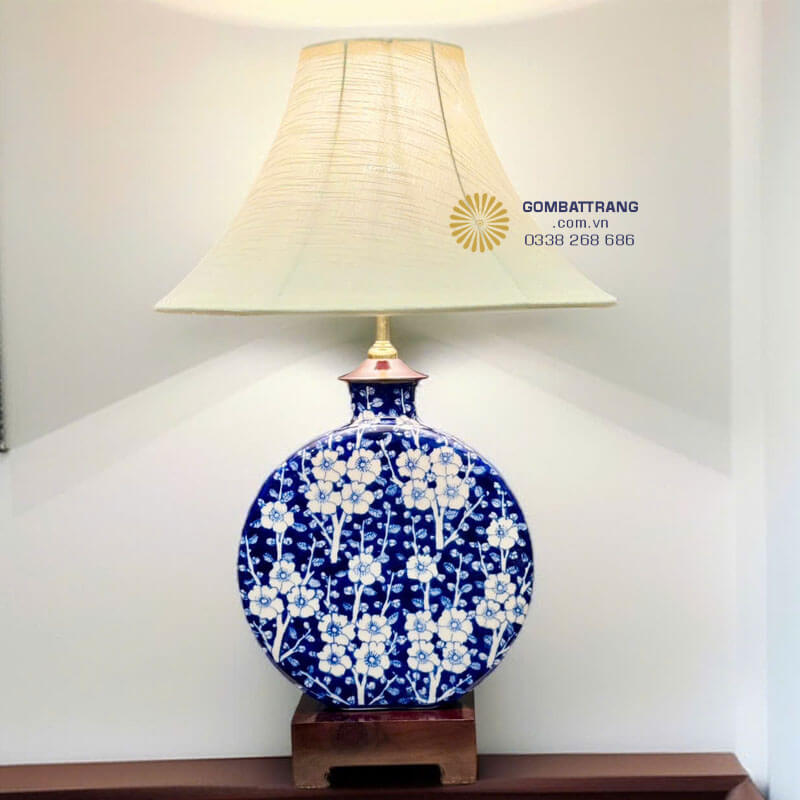 Đèn ngủ Bát Tràng thân gốm vẽ hoa mai trắng – ánh sáng ấm áp, sang trọng, hợp phong thủy