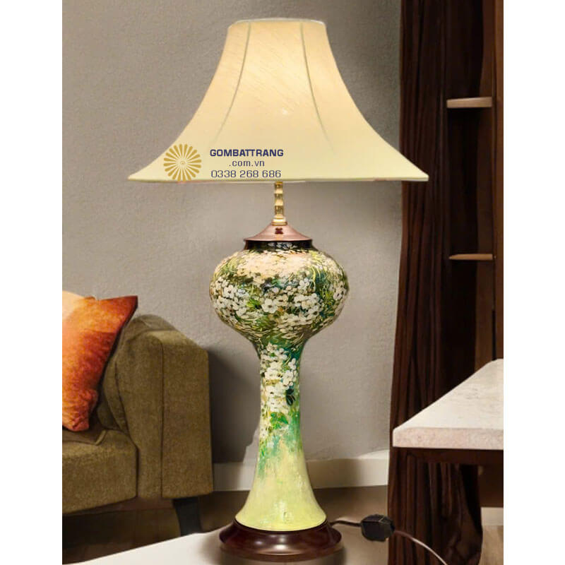 Đèn ngủ gốm sứ Bát Tràng vuốt tay thủ công, nung ở nhiệt độ cao cho màu men bền – đẹp – sang trọng.