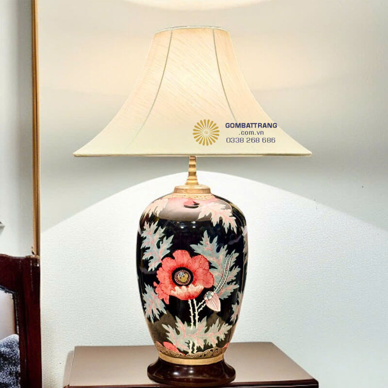 Đèn ngủ để bàn gốm sứ sơn mài hoa sen đỏ – điểm nhấn phong thủy tinh tế cho phòng ngủ.