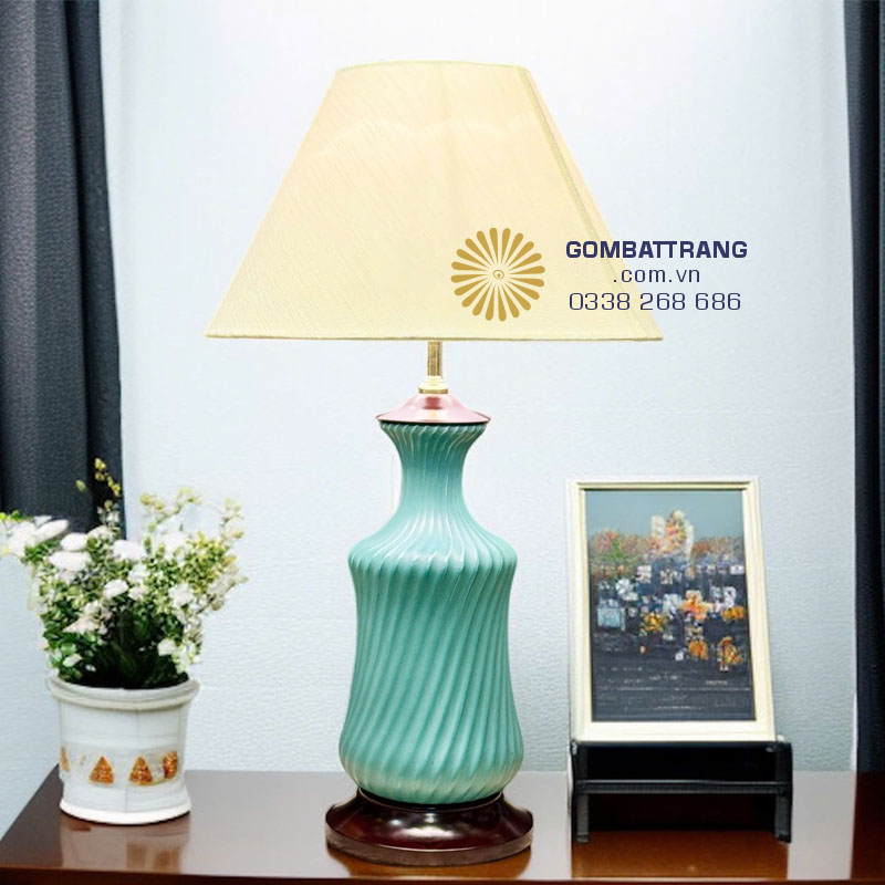 Đèn gốm thuật phối màu tinh tế – điểm nhấn sang trọng cho không gian phòng ngủ hiện đại.