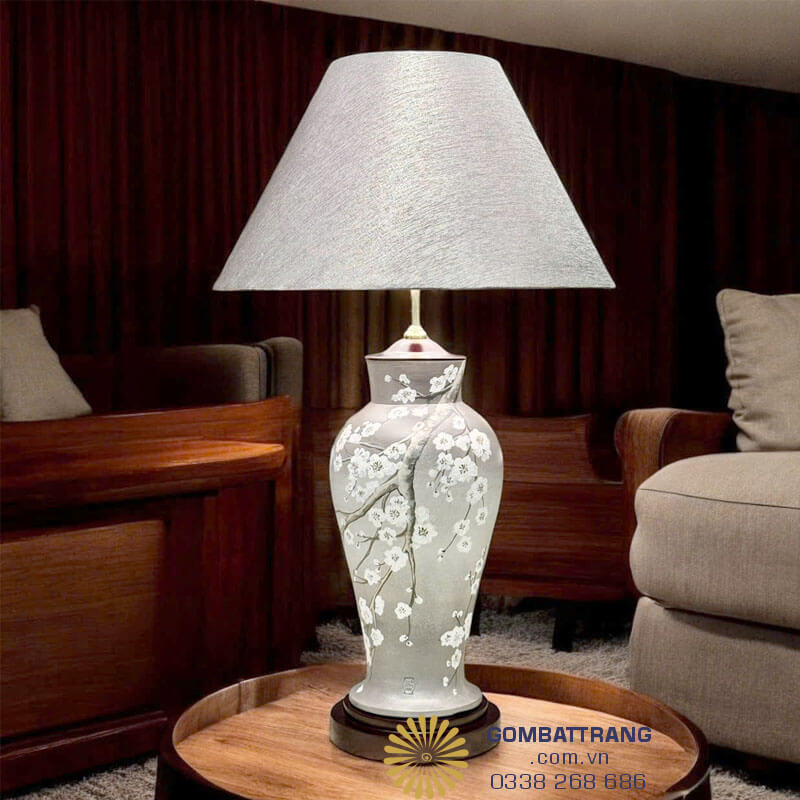 Đèn ngủ gốm Bát Tràng vẽ Chi Mai Bạch Ngọc – vẻ đẹp tinh khôi và phong thủy an lành.