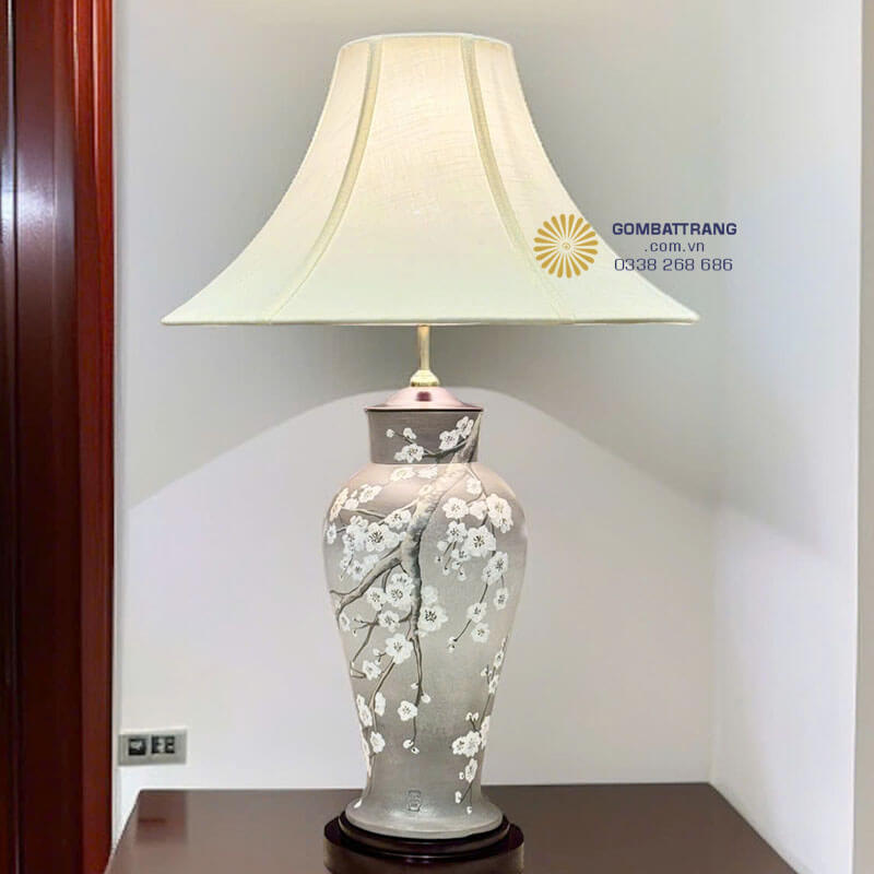 Họa tiết hoa mai trắng vẽ tay tinh xảo làng nghề Bát Tràng