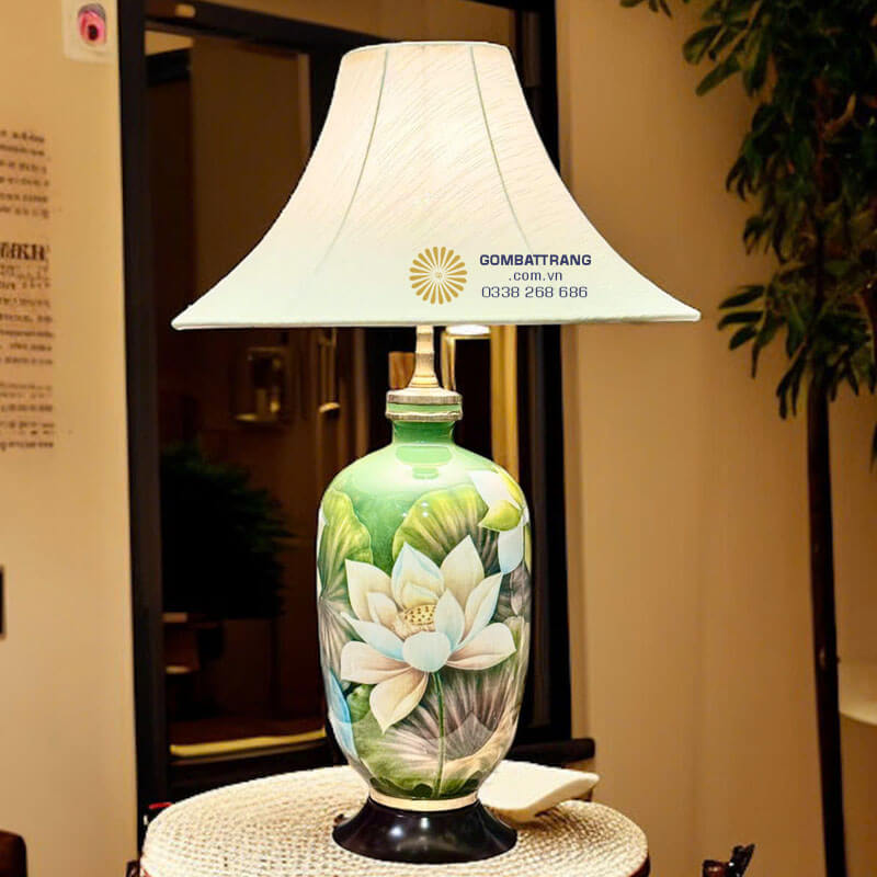 Đèn ngủ gốm sứ thủ công tinh xảo, ánh sáng dịu nhẹ giúp phòng ngủ thêm ấm cúng.