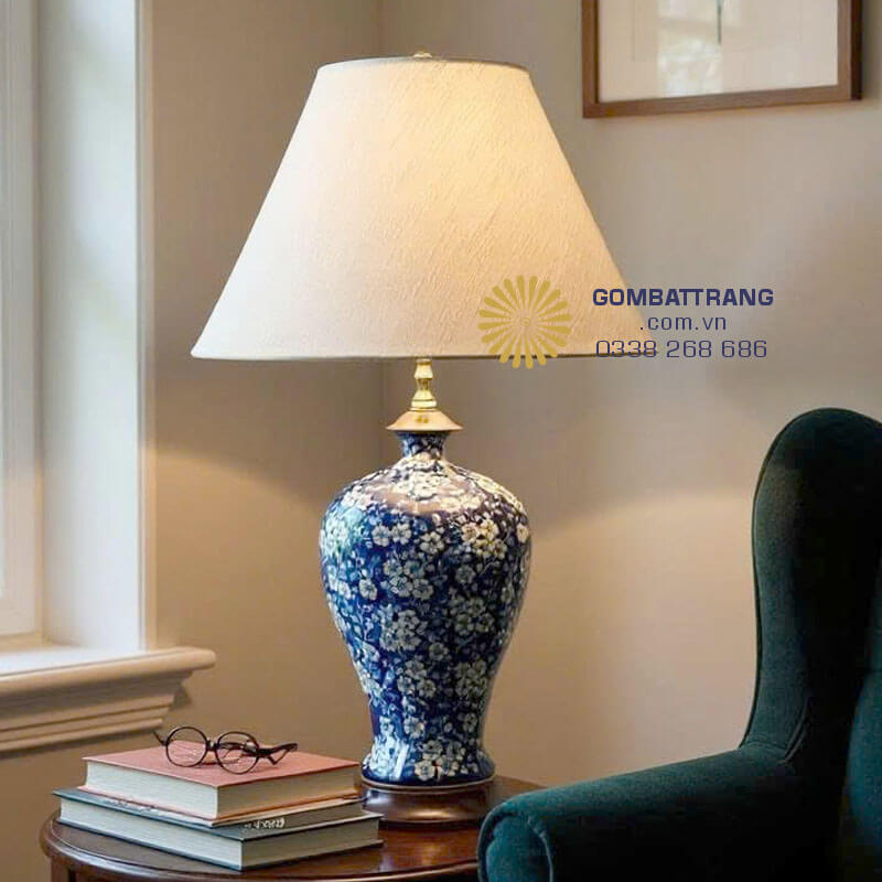 Đèn ngủ gốm men lam vẽ hoa tinh xảo – ánh sáng dịu nhẹ cho phòng ngủ sang trọng và an yên