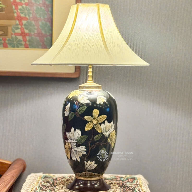 Đèn ngủ trang trí phòng ngủ gốm sứ thân trụ bầu vẽ hoa tinh xảo, ánh sáng dịu nhẹ giúp thư giãn giấc ngủ.