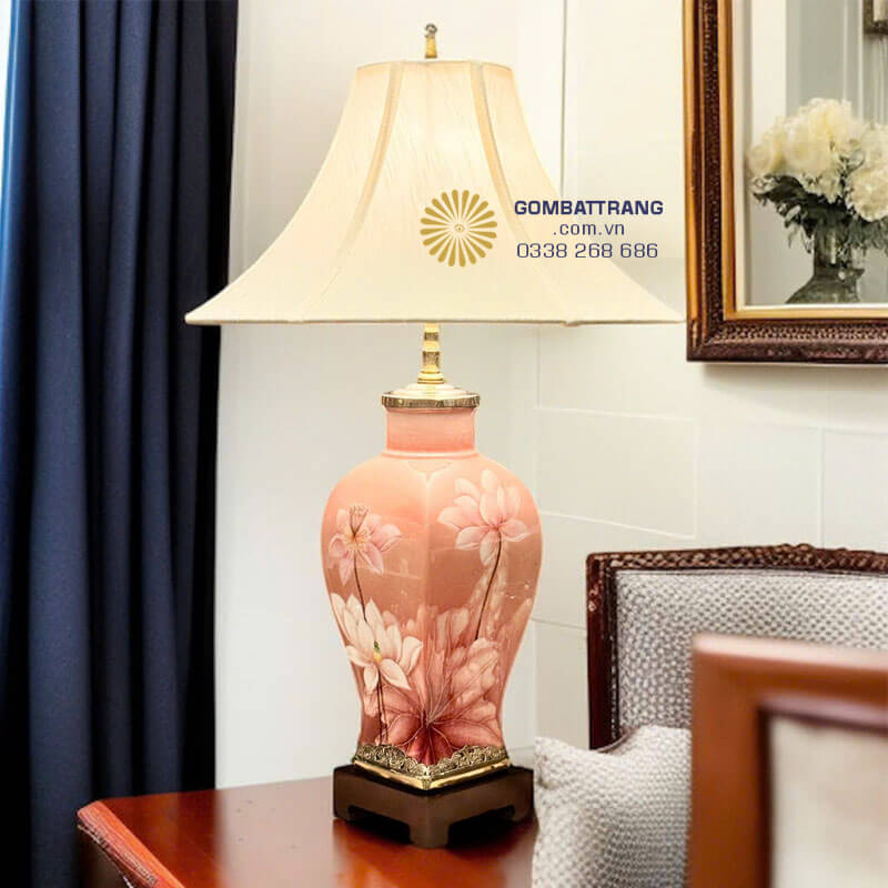 Đèn trang trí phòng ngủ giá rẻ vẽ sen hồng tinh tế, gốm Bát Tràng bền đẹp, ánh sáng ấm áp dễ chịu.