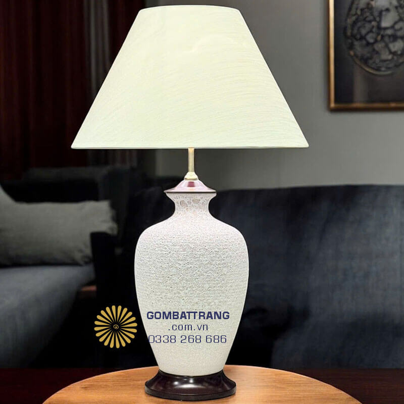 Đèn bàn phòng ngủ màu trắng đế gỗ – tối giản mà sang trọng, phù hợp mọi không gian.