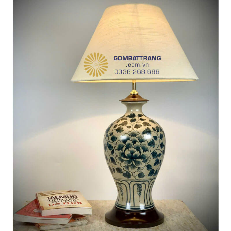 Đèn ngủ gốm sứ vẽ lam tinh tế, thân đèn dáng trụ mềm mại, ánh sáng ấm dịu giúp không gian phòng ngủ trở nên thư thái và sang trọng hơn.