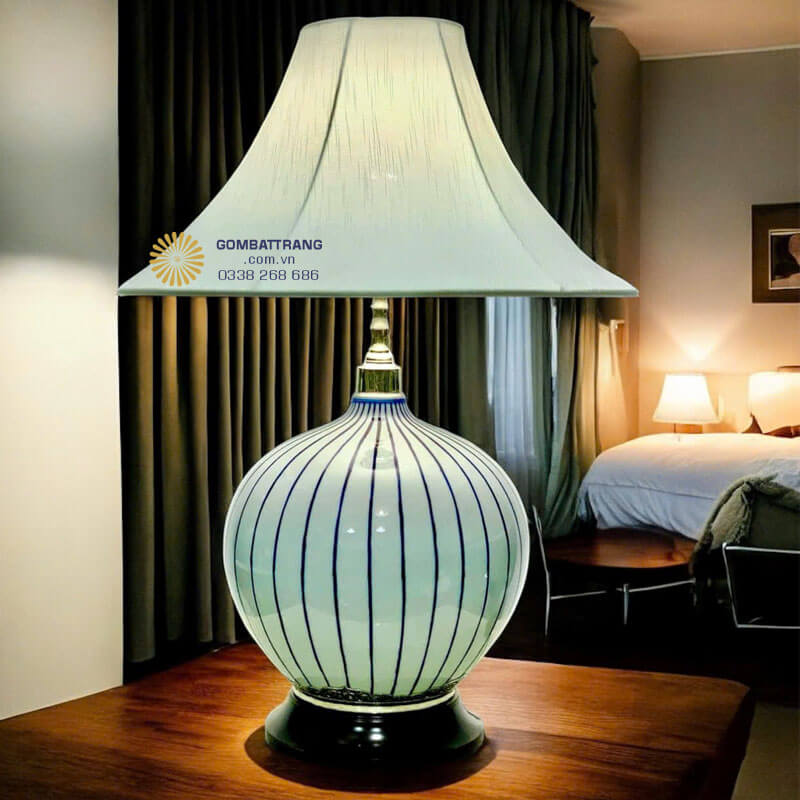 Đèn ngủ gốm sứ thân tròn kẻ sọc – điểm nhấn sang trọng cho phòng khách nhỏ