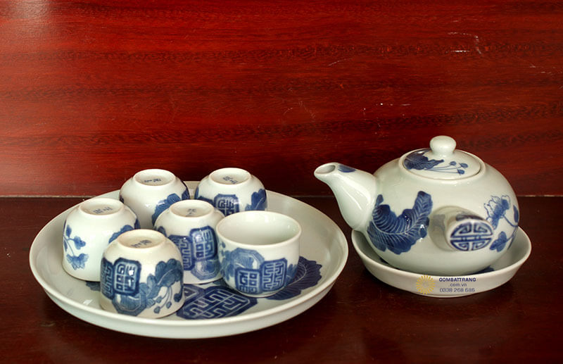 Họa tiết Mai Thọ đồng bộ trên các phụ kiện của bộ ấm chén giả cổ