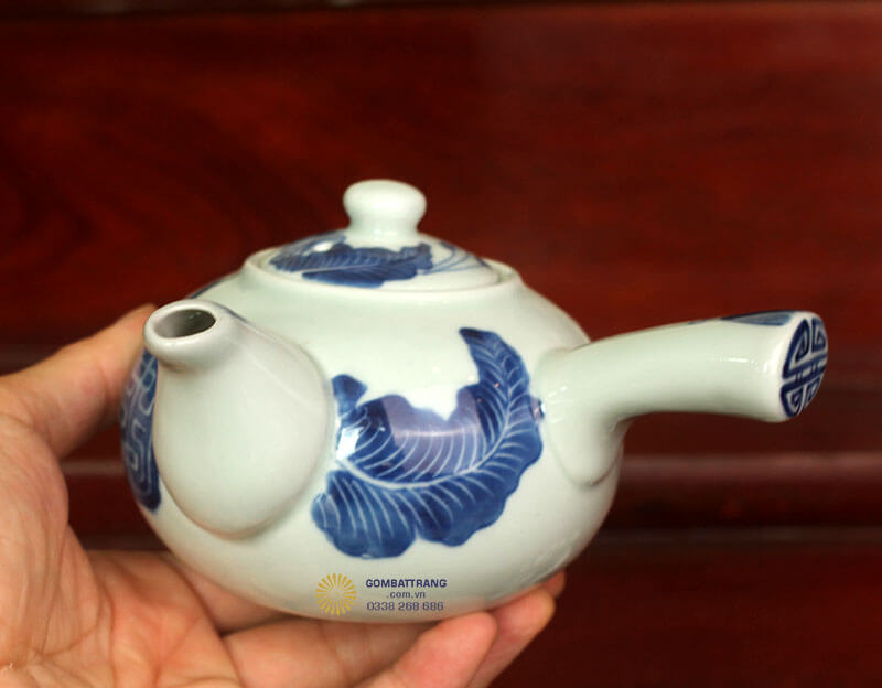 Ấm trà kiểu tay ngang cổ điển