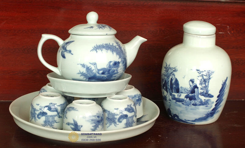 Họa tiết Phi Minh Túc Thực được vẽ tay tỉ mỉ trên nền sứ giả cổ men lam