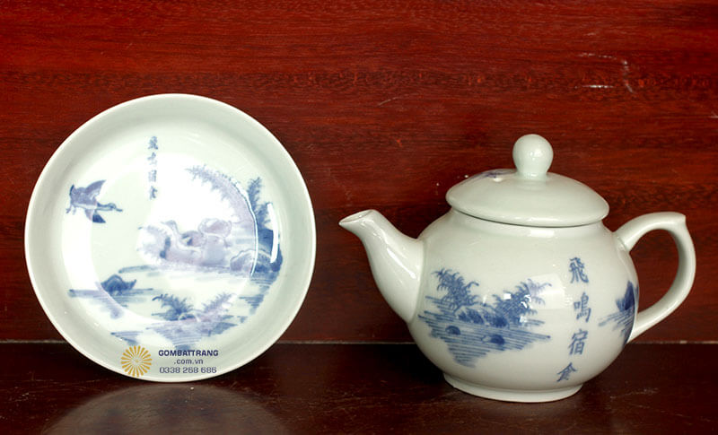 Ấm trà trong bộ ấm chén bát tràng cao cấp này được thiết kế theo dáng tay C truyền thống