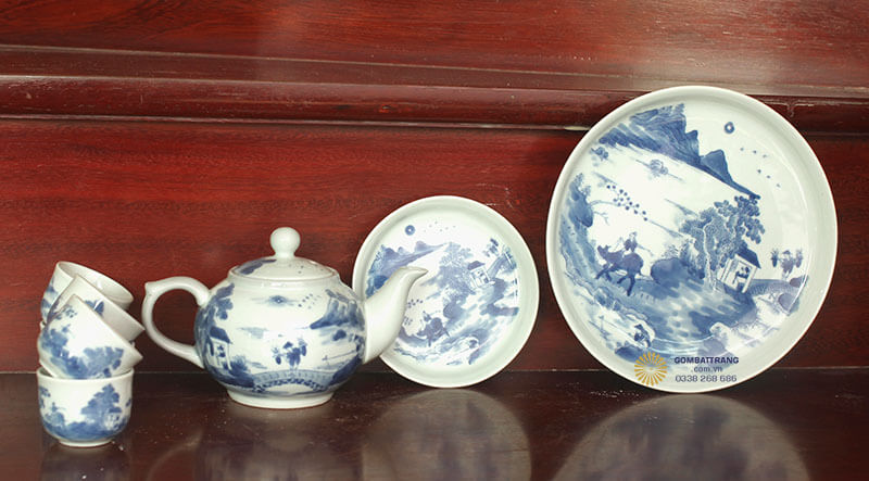 Hoa tiết Ngư Tiều Canh Độc được vuốt tay đồng bộ trên các phụ kiện của bộ ấm chén