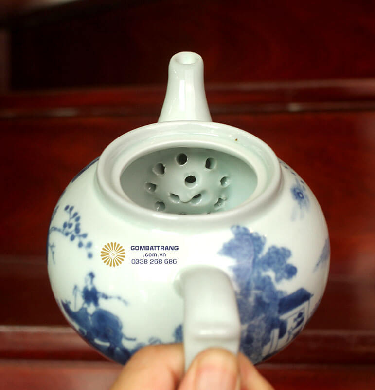Lỗ lọc trà hình tổ tò vò giúp cho dòng nước trà trong và thanh hơn