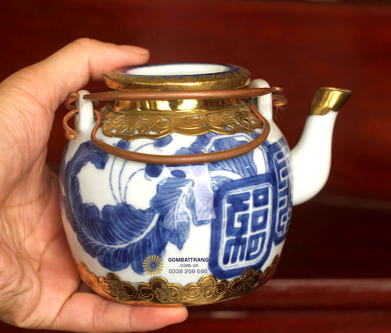 Bọc đồng giúp tạo độ sang trọng và đẳng cấp cho bộ ấm chén bát tràng giả cổ