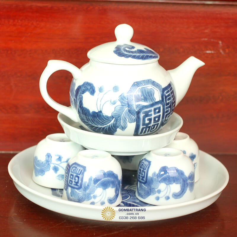 Ấm chén giả cổ họa tiết Mai Thọ được vuốt tay tỉ mỉ, trau chuốt