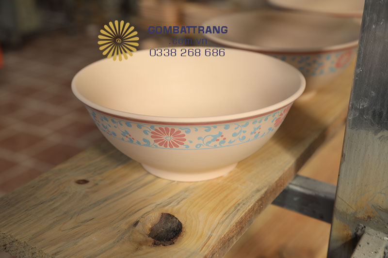 Bát đĩa gốm sứ Bát tràng được vẽ hoa văn trên gốm trước khi nhúng men và cho vào lò nung