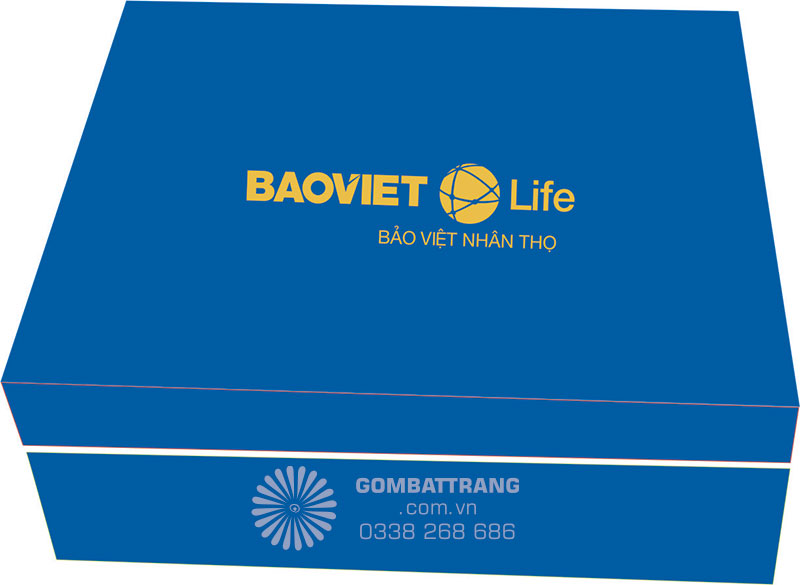 Bộ bát đĩa Bát Tràng cao cấp được đựng trong hộp đựng quà cao cấp, cốt giấy carton cứng, bọc giấy xi trống thấm, lót lụa sang trọng, in logo theo yêu cầu tạo sự sang trọng và đẳng cấp