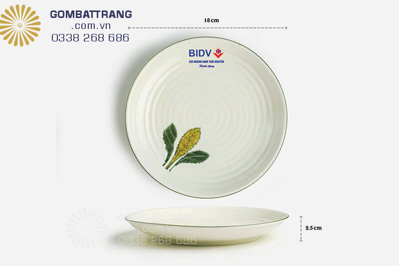Bộ bát đĩa đẹp tặng Tân gia được sản xuất từ chất đất sét tinh luyện, chứa nhiều khoáng chất có lợi cho cơ thể, lưu giữ hương vị món ăn được rất lâu, giữ nhiệt tốt
