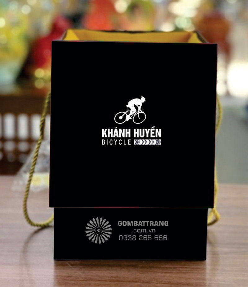 Ly sứ in hình làm quà tặng được đựng trong hộp đựng quà cao cấp, cốt giấy carton cứng, dáng hộp vuông vức, bọc giấy xi chống thấm, được chọn mầu theo yêu cầu, bên trong lót lụa trống va dập và tạo lên độ sang trọng của sản phẩm, trên lấp hộp in logo theo yêu cầu rất đẹp